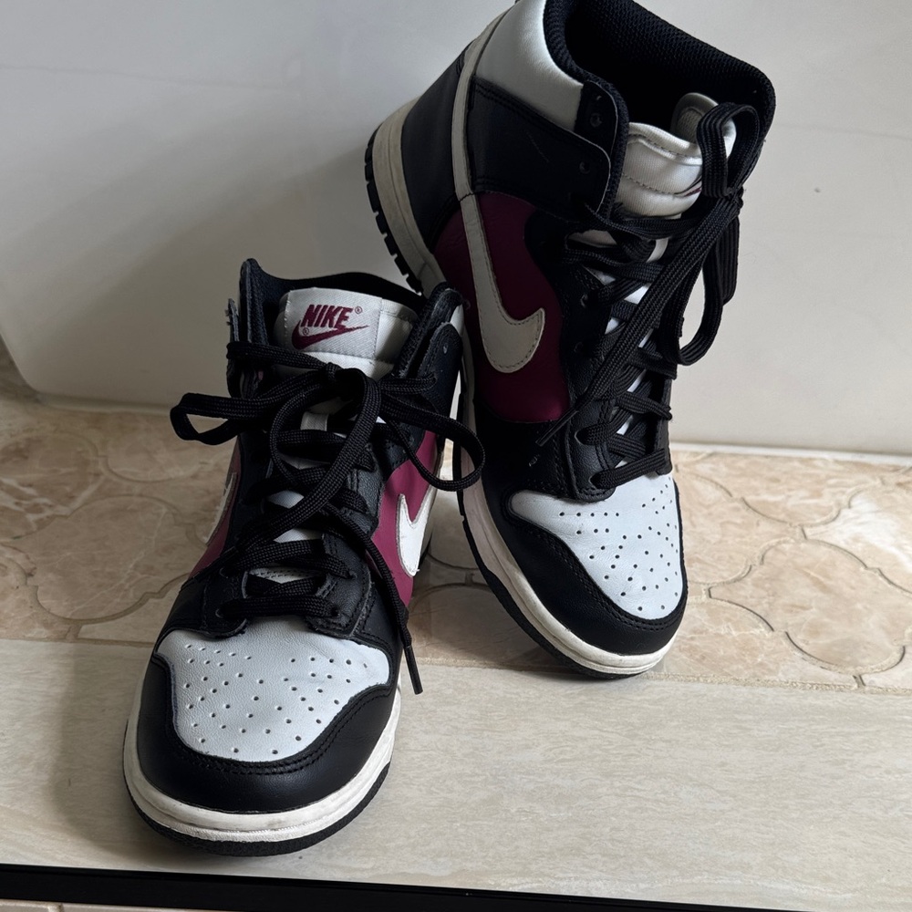 Nike Women's Black, White, and burgundy Sneakers